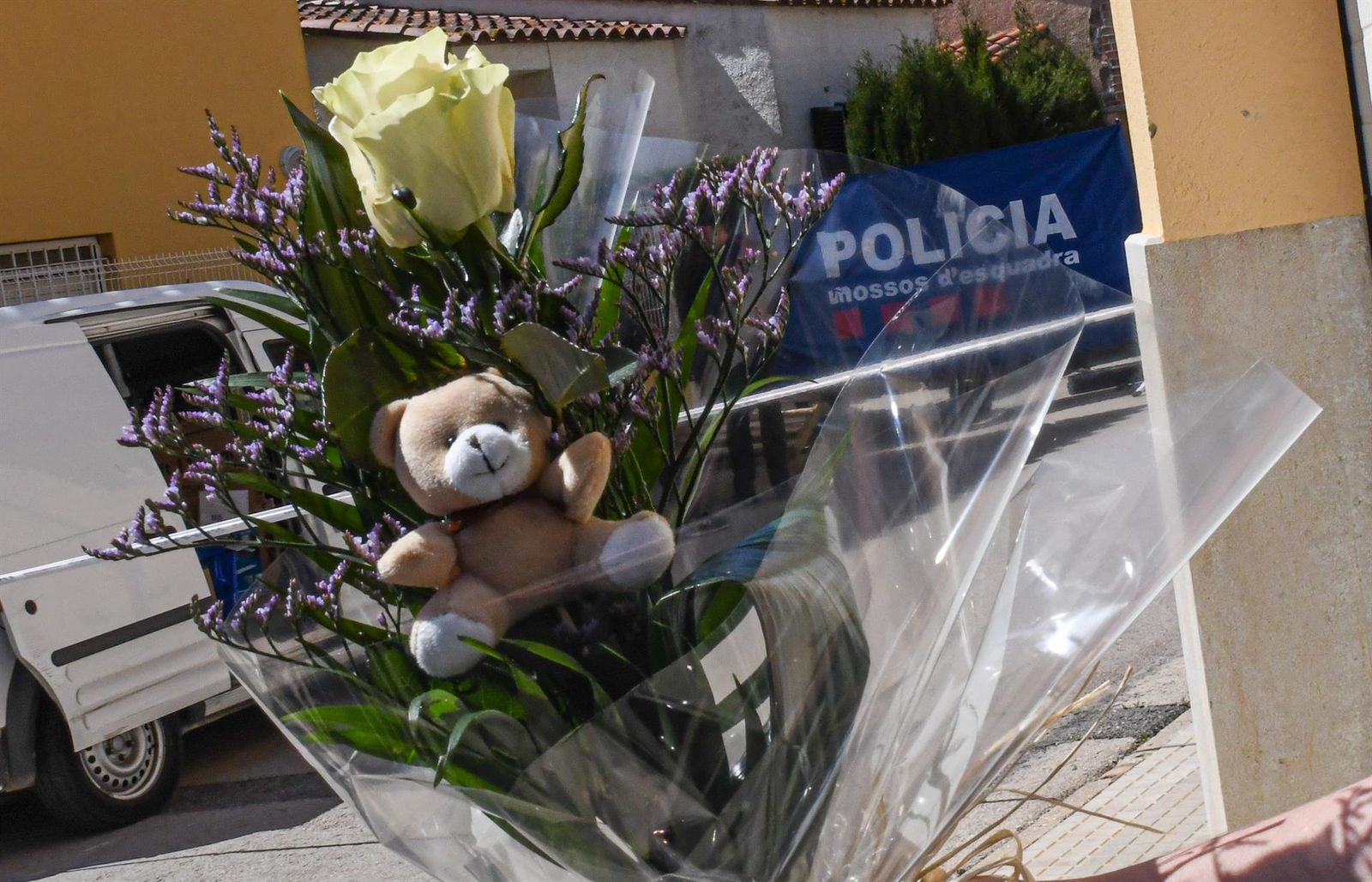 Una persona leva un ramo de flores y un peluche al lugar de los hechos en Girona. Foto de  Glòria Sánchez | Europa Press