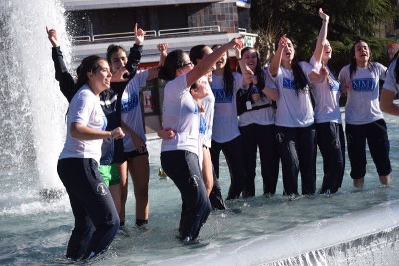 Las juveniles del Ángel Óptico Varilux 'estrenan' la fuente de La Marina