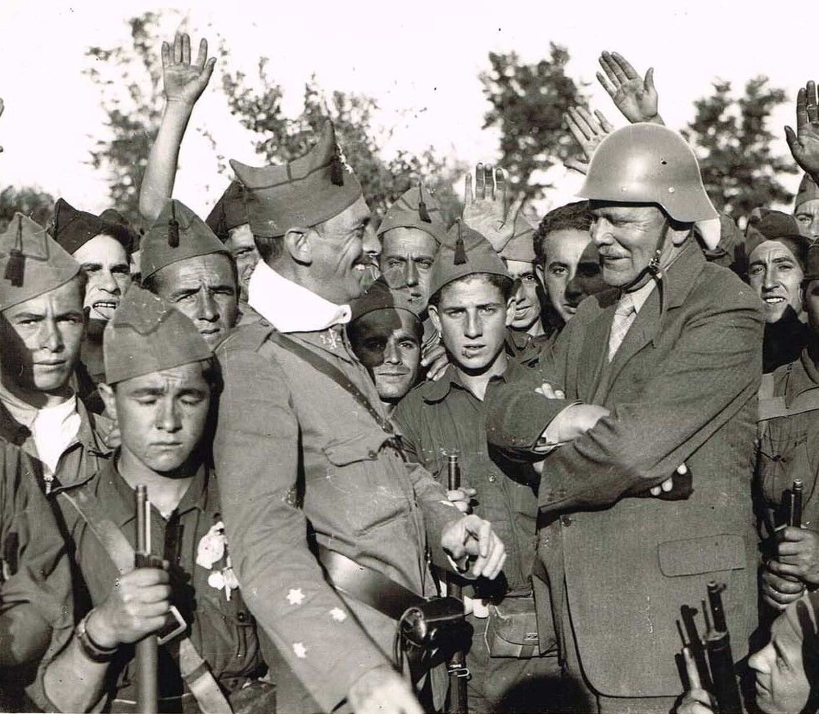 Aguilera con el periodista H.V. Kaltern Born (CBS). Agosto 1936. Foto cedida por el Archivo de la Universidad de Salamanca