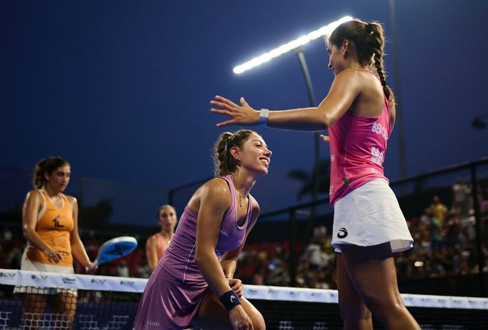 Carmen Goenaga y Bea Caldera celebran el pase a las semifinales del Premier Padel Acapulco