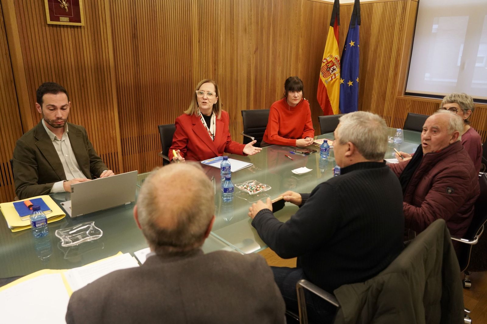 La presidenta de la ConfederaciÃ³n HidrogrÃ¡fica del Duero (CHD), MarÃ­a JesÃºs Lafuente, informa del desarrollo del encuentro con representantes de la Comunidad de Regantes del PÃ¡ramo Bajo de LeÃ³n y Zamora.