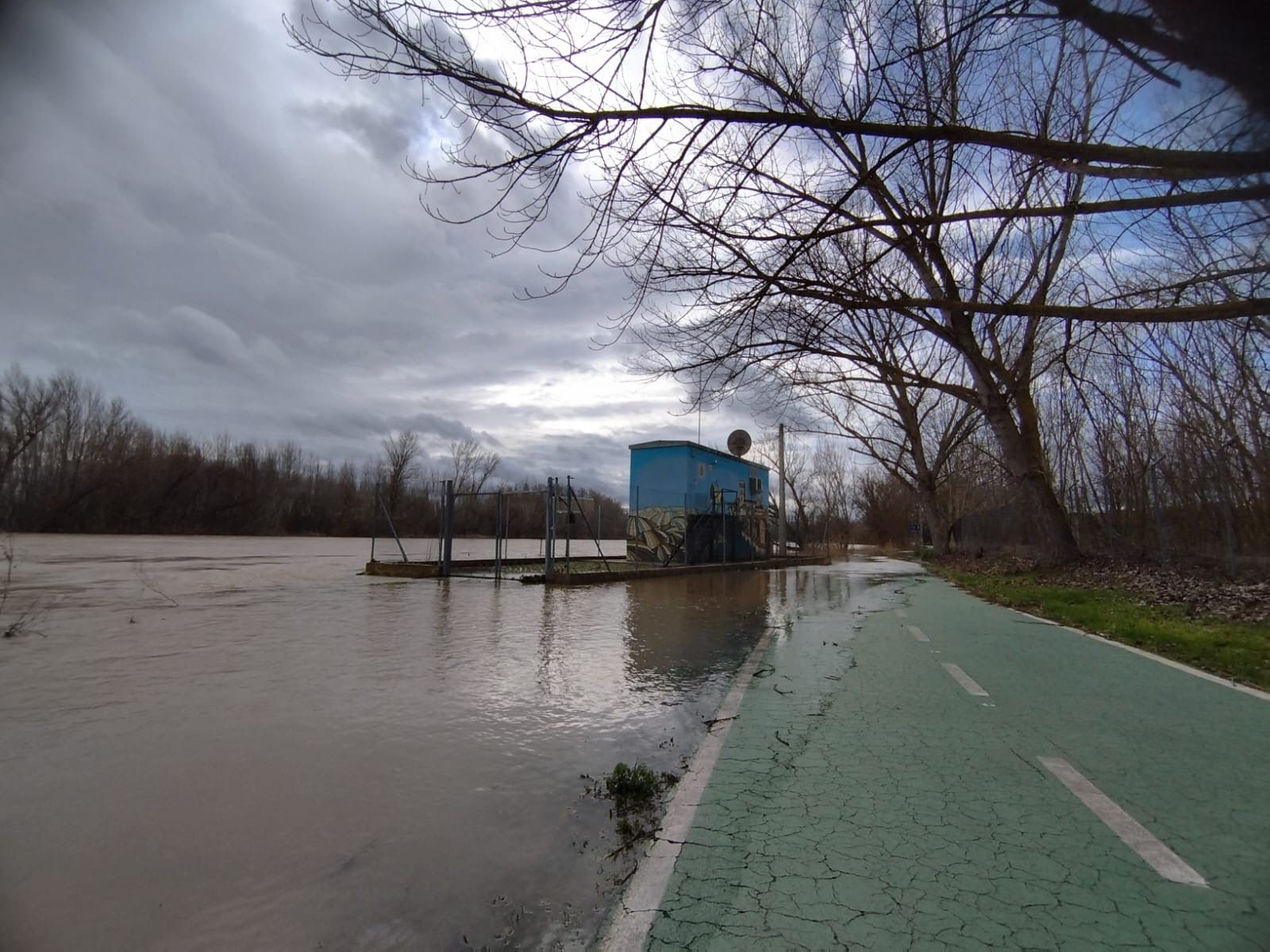 Estado del río en el carril bici de la zona de la Aldehuela