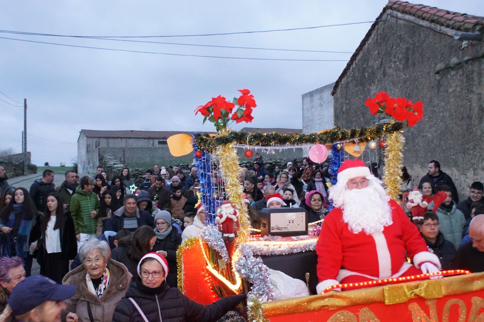 Papá Noel recorre las calles de Alba de Tormes y entrega regalos a los niños
