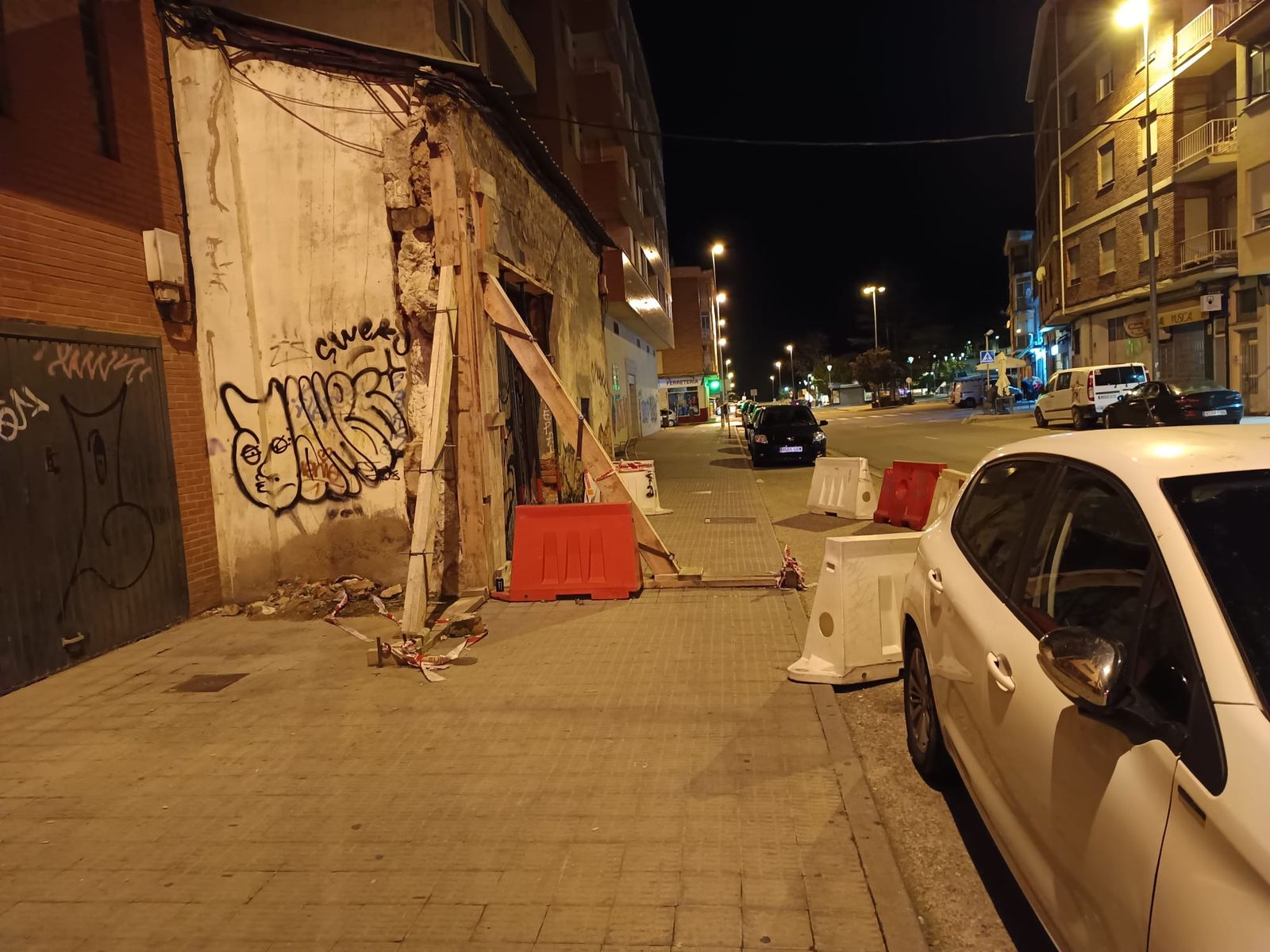 Exigen al Ayuntamiento de Zamora desbloquear la acera de Obispo Nieto tras ocho meses de "peligros y obstáculos"