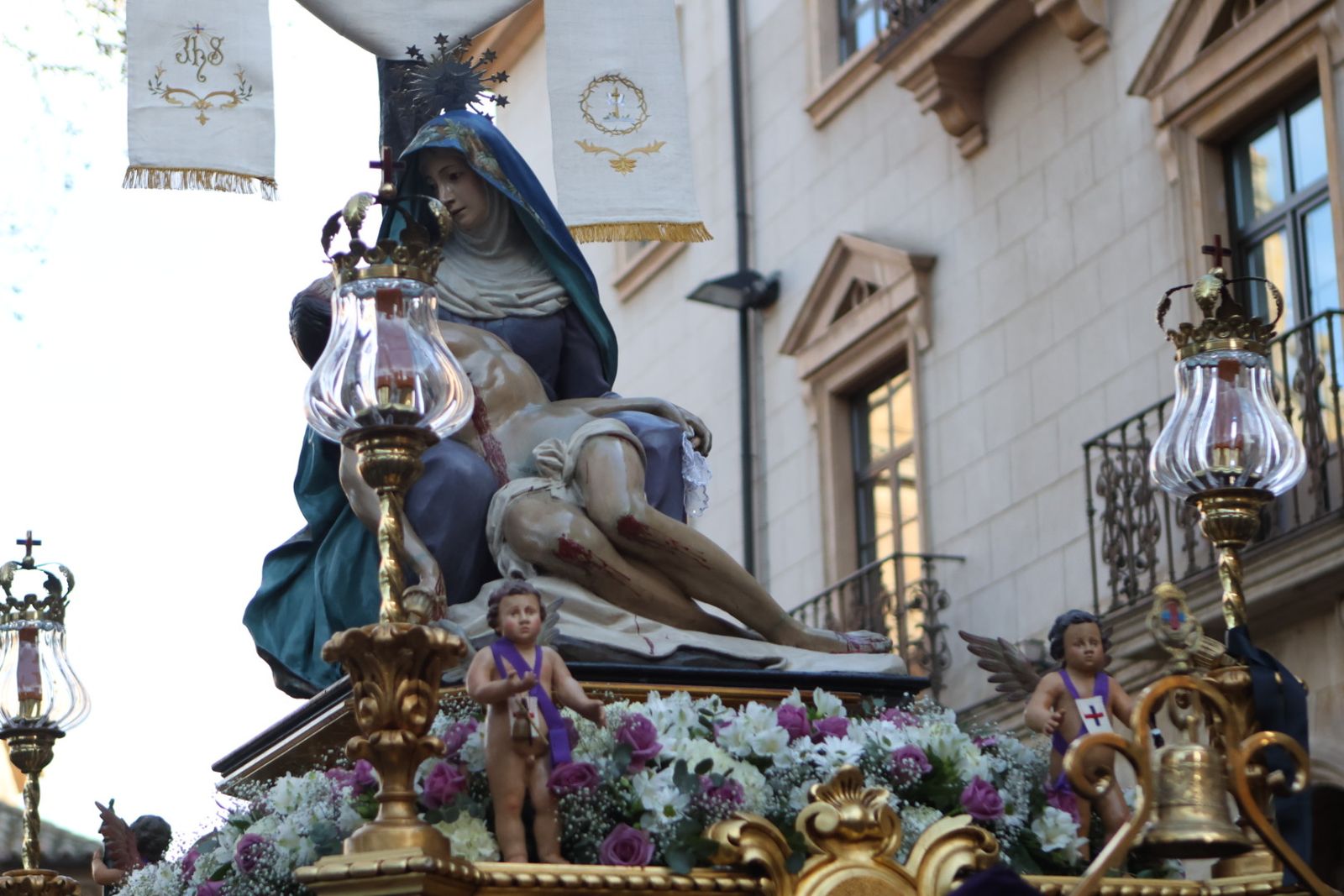 Jesús Rescatado procesiona en Salamanca con su nueva túnica y la atenta mirada de cientos de fieles