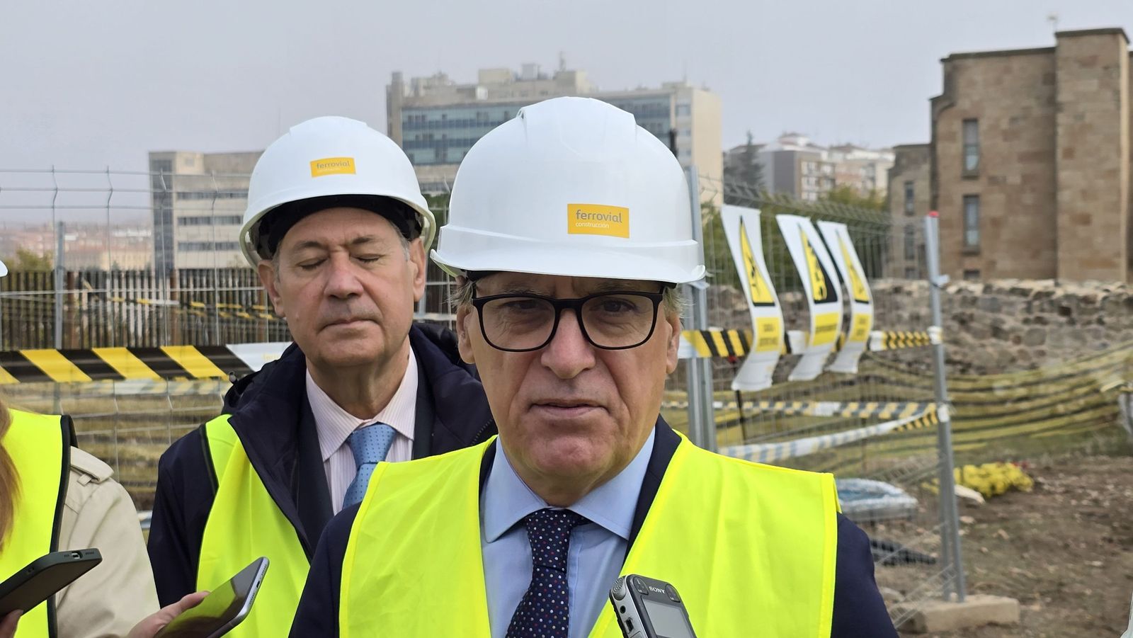 El alcalde de Salamanca, Carlos García Carbayo, informa de los hallazgos y las actuaciones que se están realizando en el Cerro de San Vicente