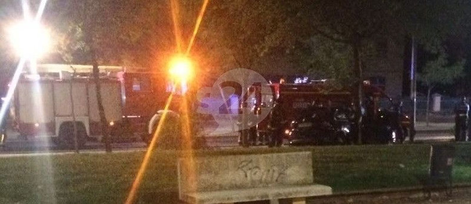 Cinco jóvenes heridos al empotrar su coche contra un árbol frente a la Policía Local