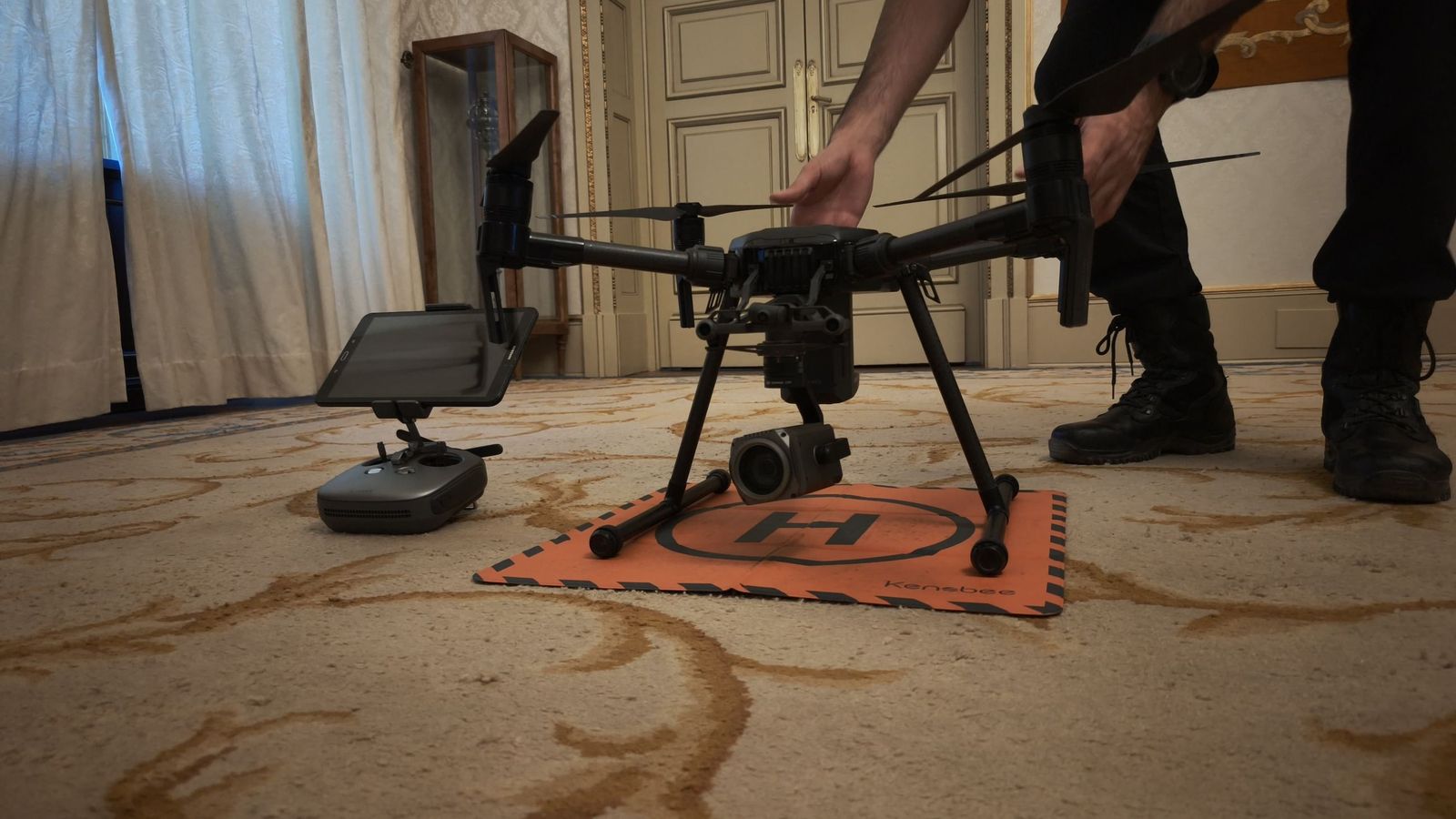 Dron y mando del mismo que controlará la presencia de vertidos ilegales Dron y mando del mismo que controlará la presencia de vertidos ilegales