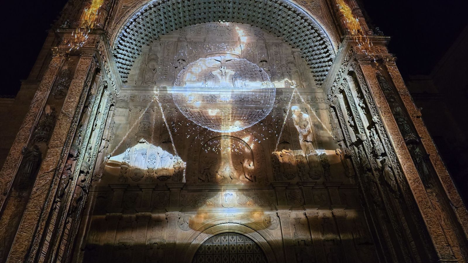 Videomapping en la fachada de la iglesia de San Esteban por la conmemoracion de el V Centenario de la Escuela de Salamanca