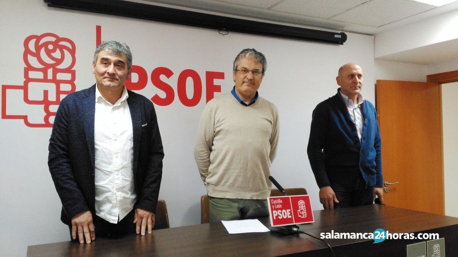 Alfonso Buenaventura (izda.) en un acto en el PSOE de Salamanca