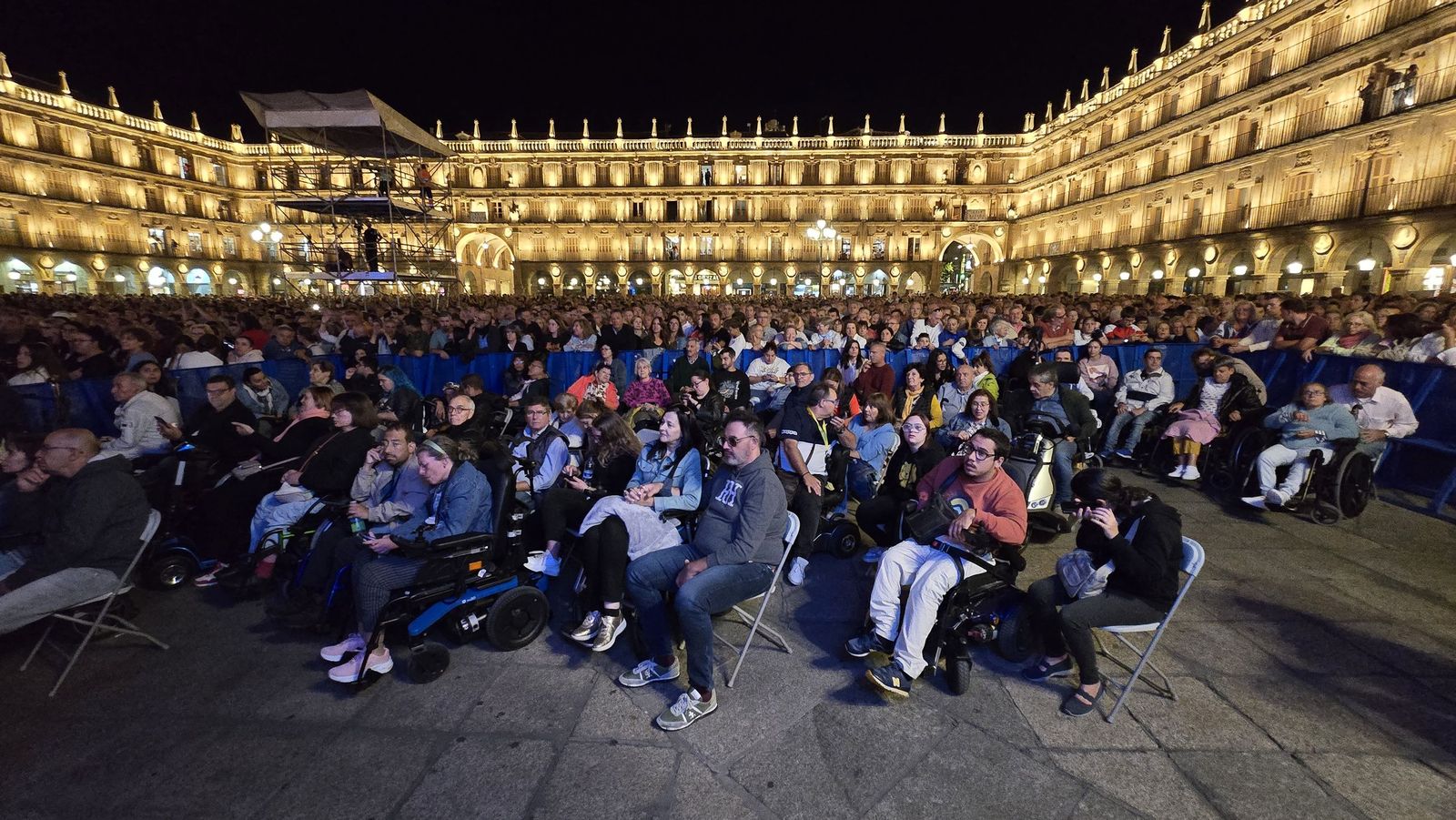 Zona reservada para personas con silla de ruedas en el concierto de Medina Azahara