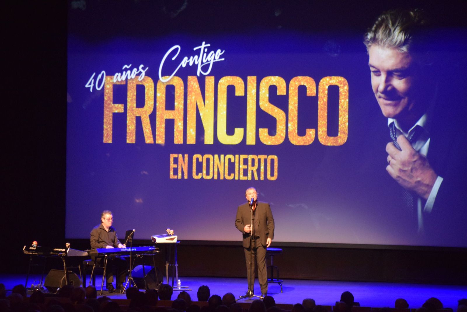 Francisco celebra los 40 años de 'Latino' con una estelar actuación en el Ramos Carrión