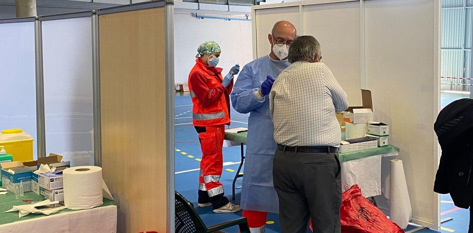 Hombre recibiendo la vacuna contra la COVID-19