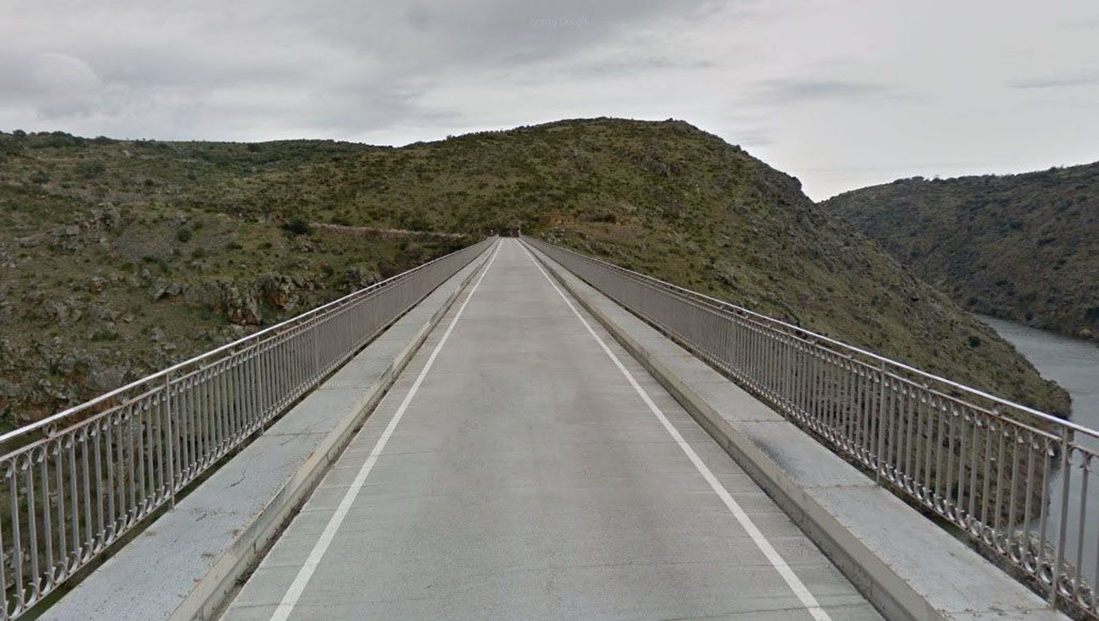 La carretera ZA-321 a su paso por el Puente de Requejo. Archivo.