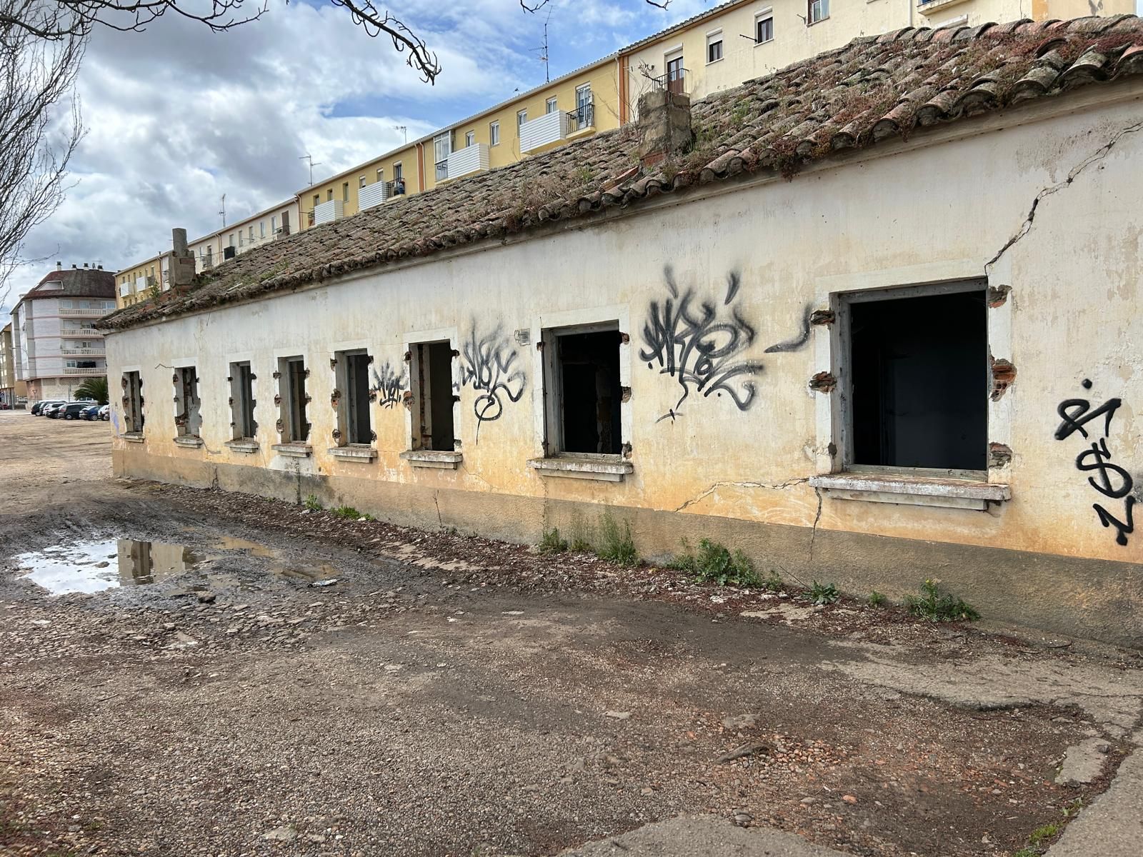 Benavente inicia el proceso de demolición de viviendas expropiadas en la Avenida El Canal