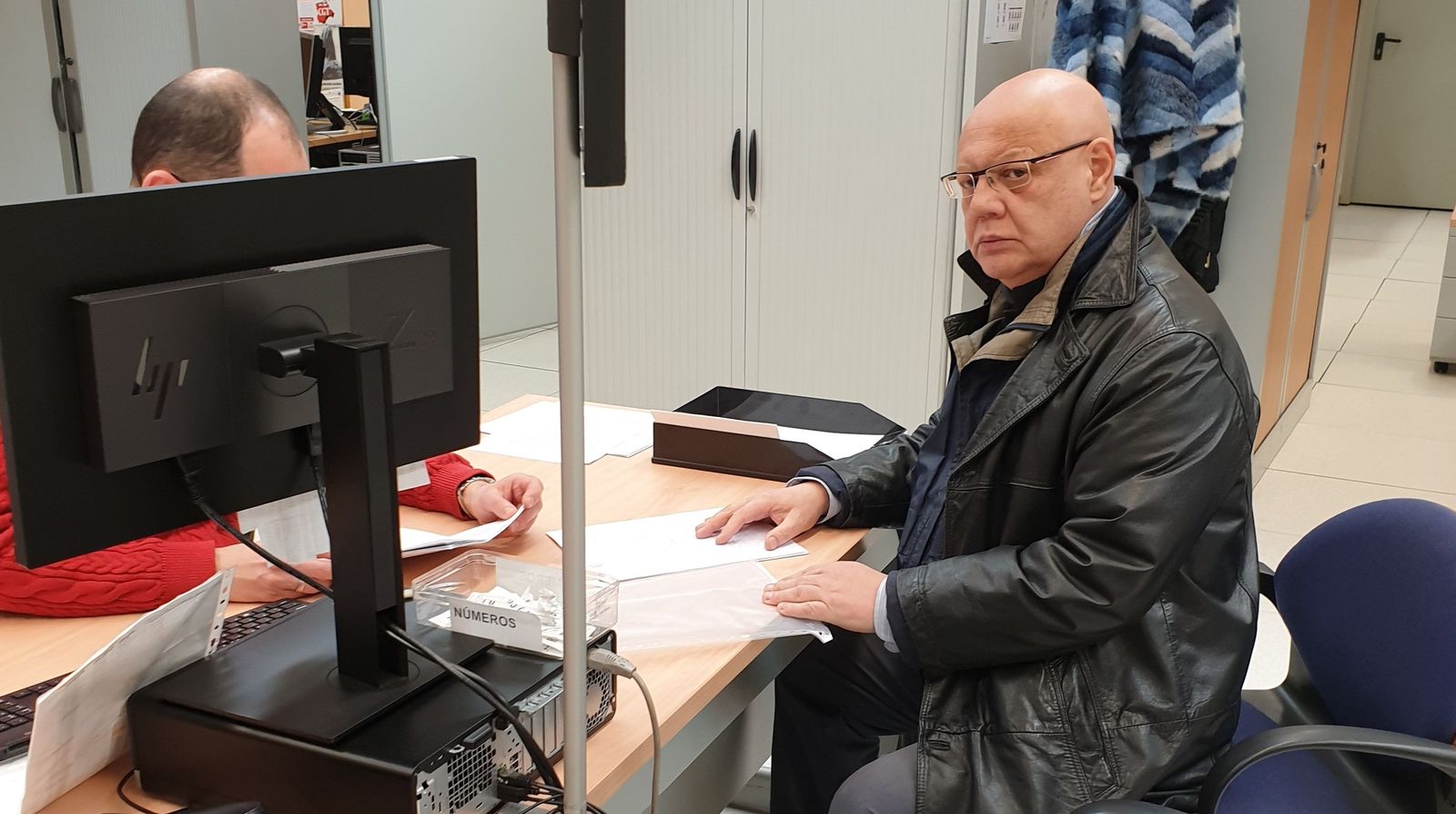 Juan Carlos Gutiérrez  presenta las firmas en Sanidad