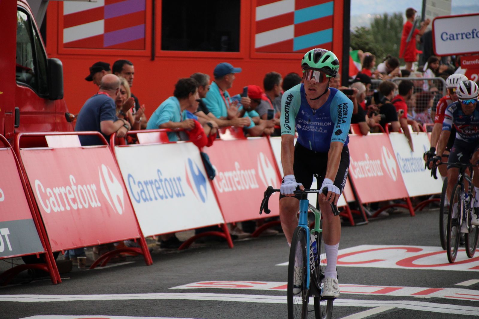 La Vuelta llega a Guijuelo y Philipsen se lleva el esprint