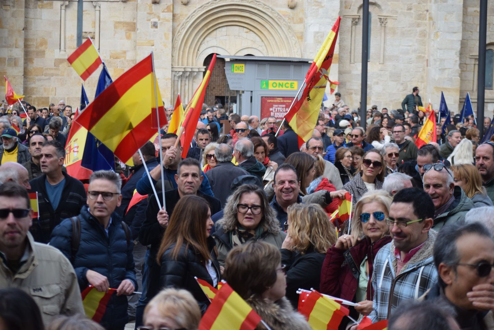 concentracion-del-pp-contra-la-amnistia-12