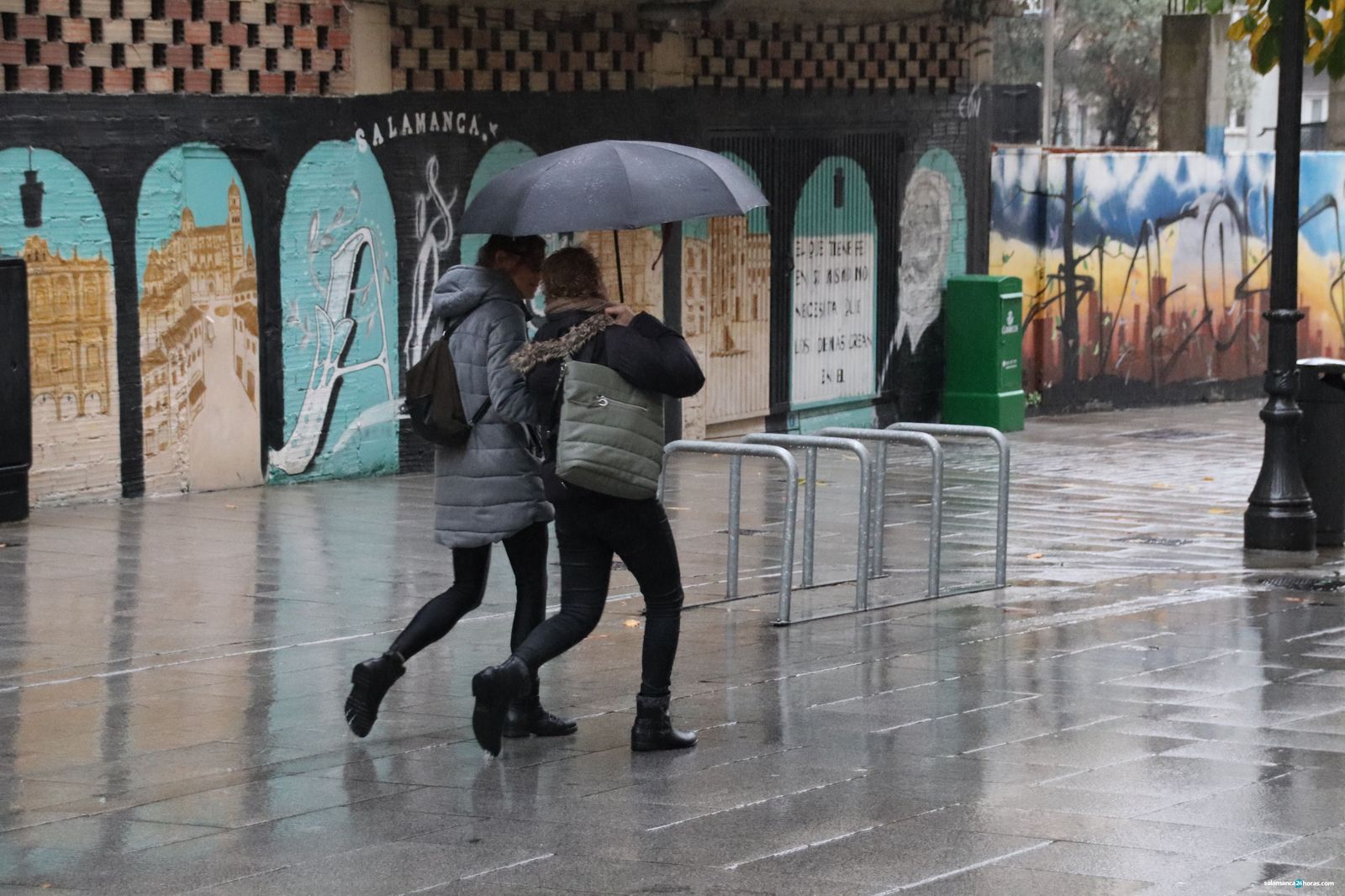 Gente lluvia paseando por Salamanca. Foto de archivo