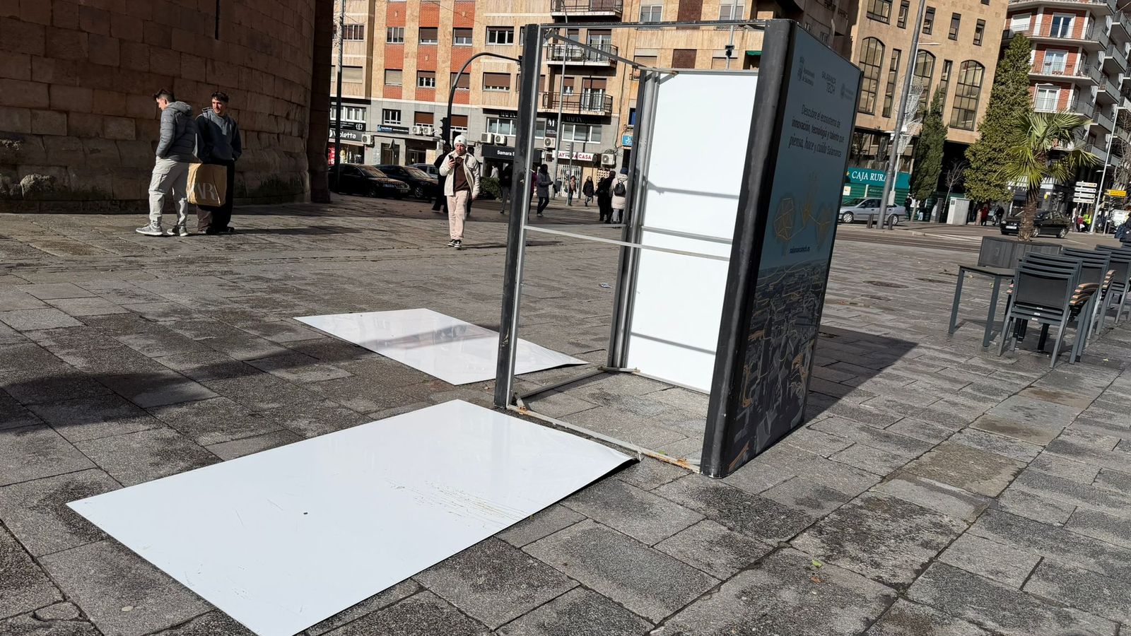 Panel informativo dañado por el viento