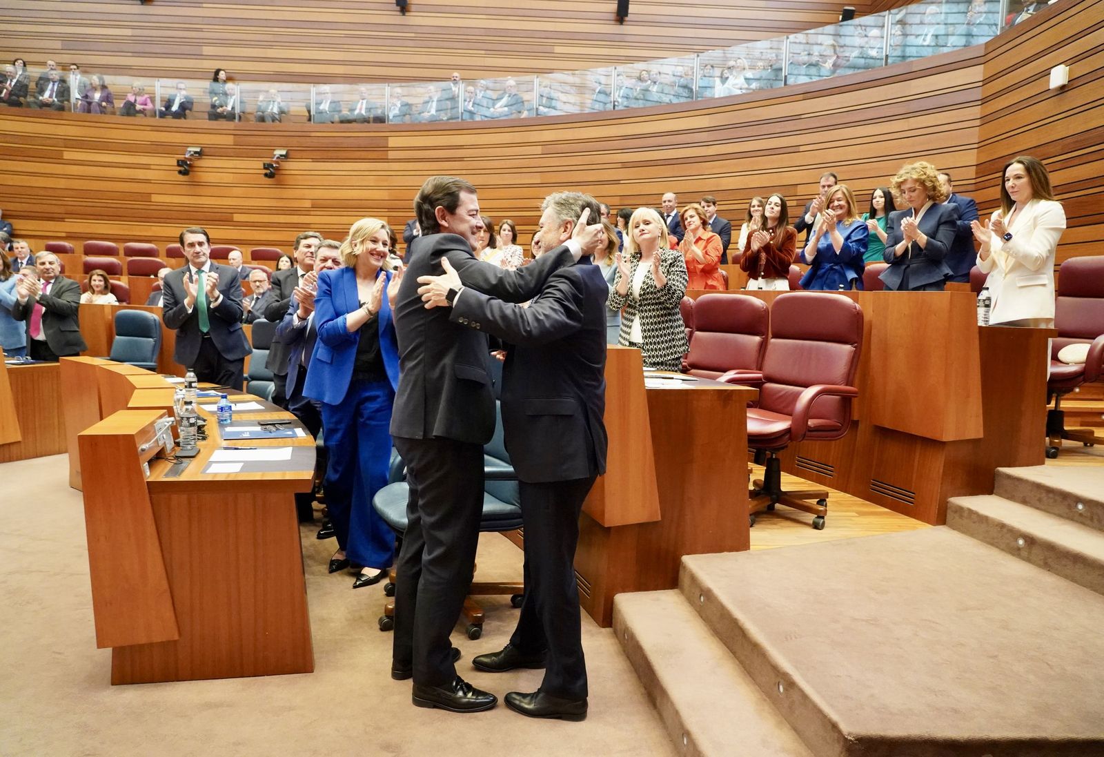 Fernández Mañueco saluda a Vázquez tras ser elegido presidente de las Cortes