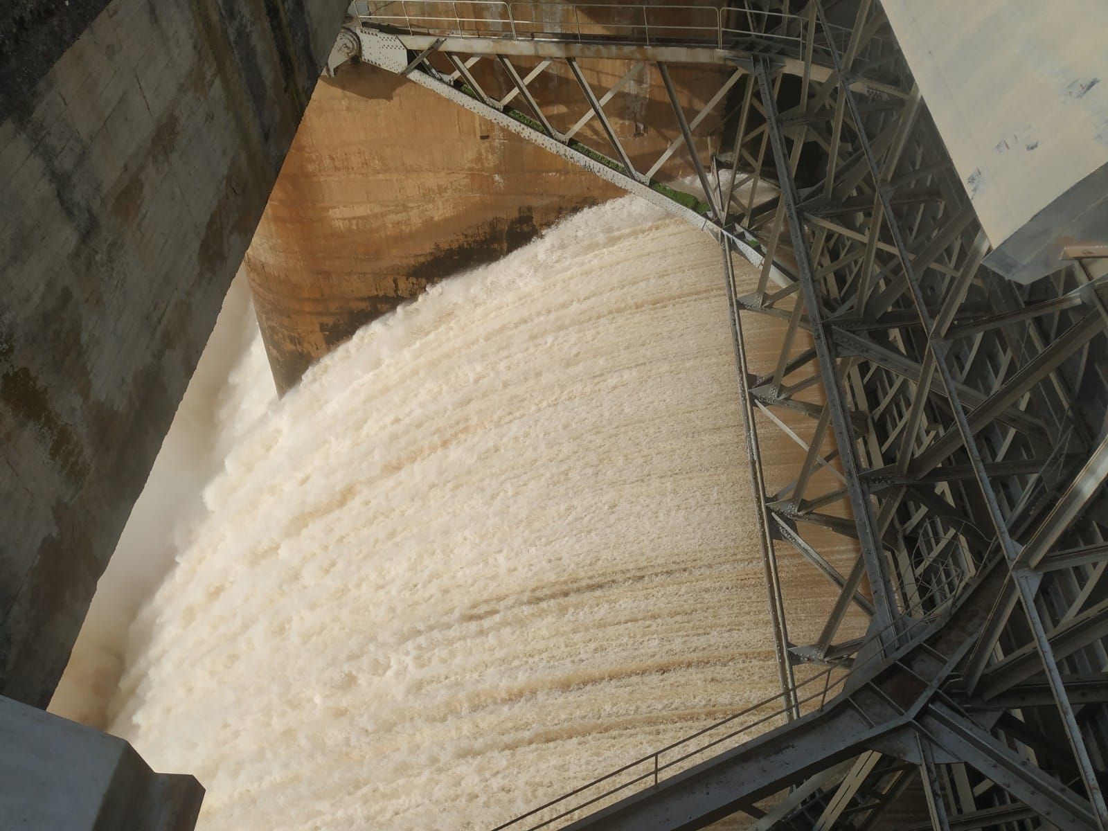 Una de las dos compuertas