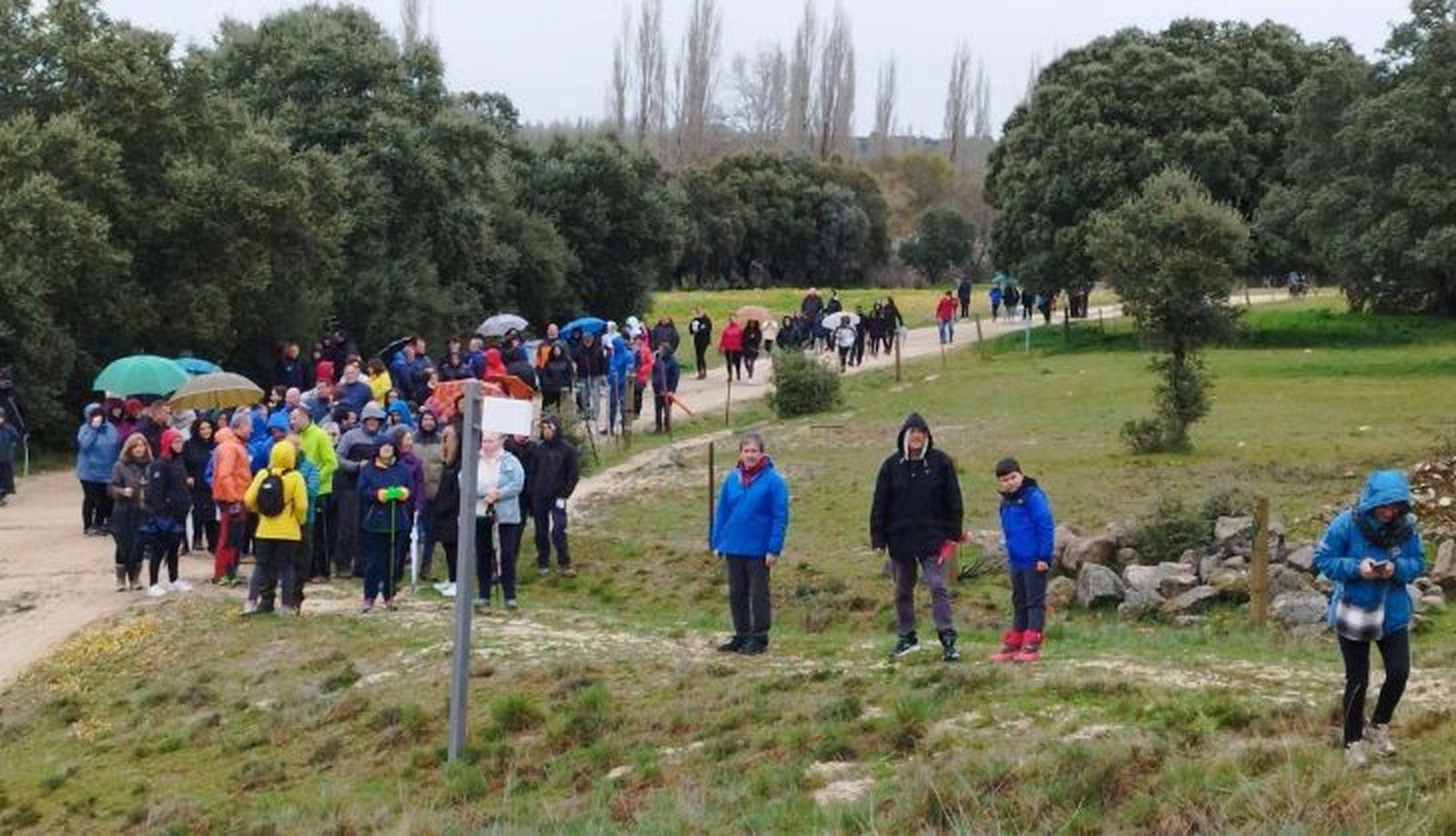 Malpartida celebra su segunda marcha inclusiva de senderismo en el Viernes Santo (1)