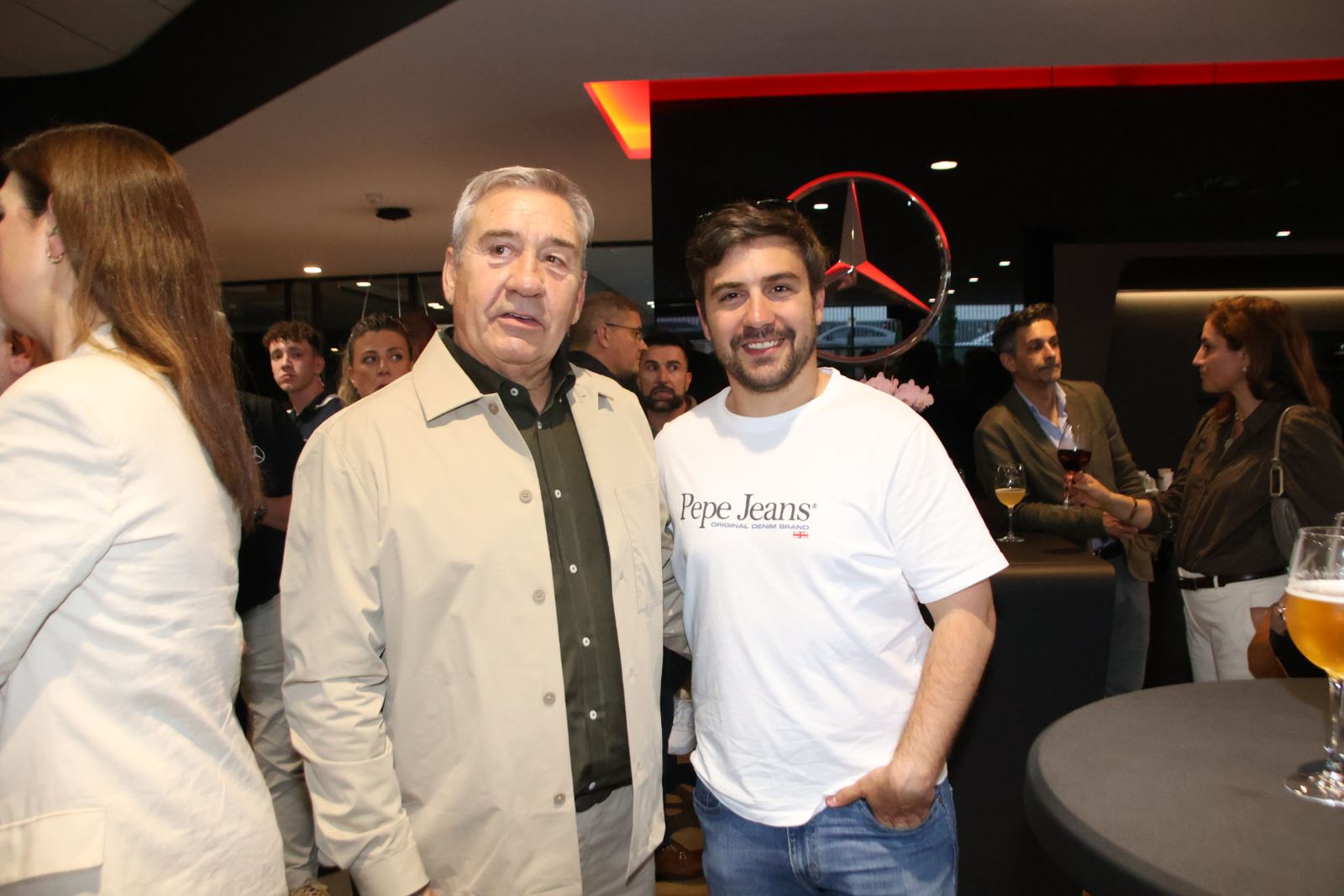 Presentación dos coches en la mercedes
