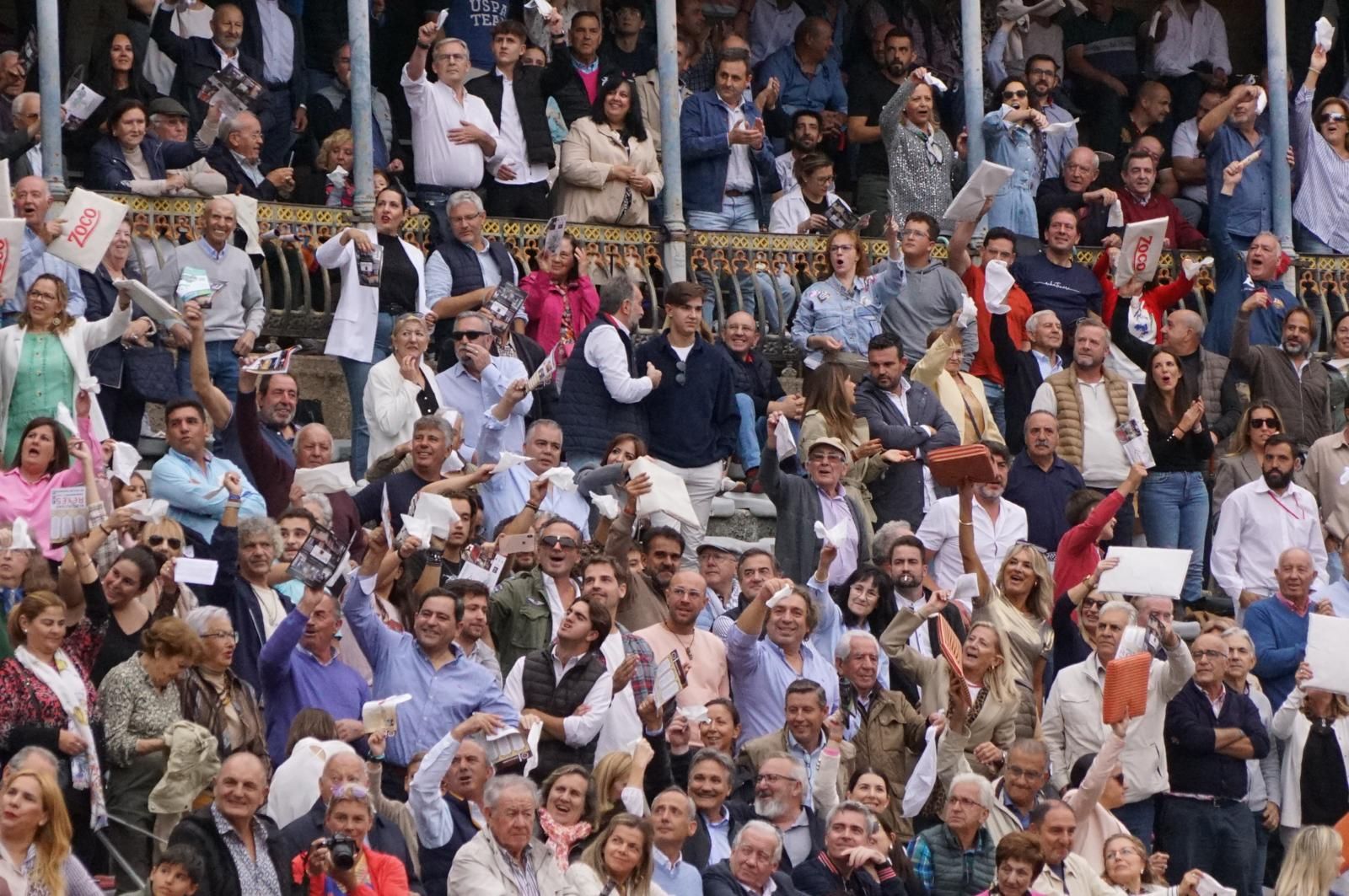 ambiente-en-el-patio-de-cuadrillas-de-la-glorieta-para-ver-a-sergio-galan-diego-ventura-y-guillermo-hermoso-de-mendoza-21-de-septiembre-de-2024-fotos-juanes-59