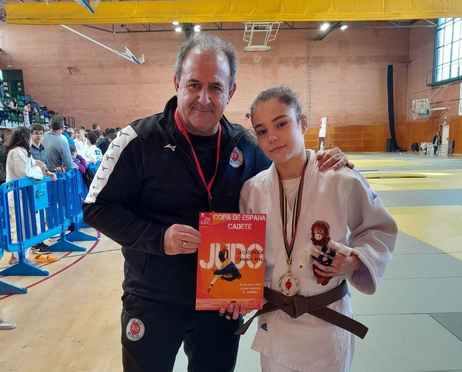 El entrenador del Judo Morales, Ángel García, junto a Elena Bahamonde