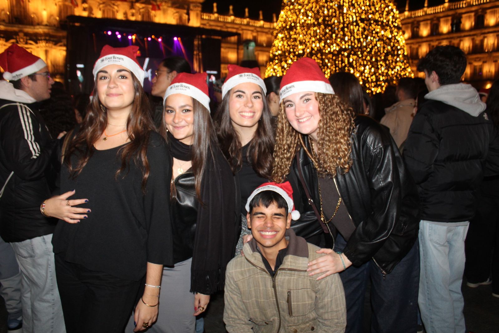 Miles de personas disfrutan de las campanadas y la fiesta del Fin de Año Universitario
