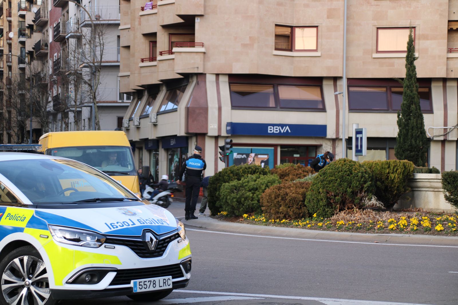 la-policia-local-busca-a-un-vison-refugiado-en-la-fuente-de-la-puerta-de-zamora-fotos-s24h-14
