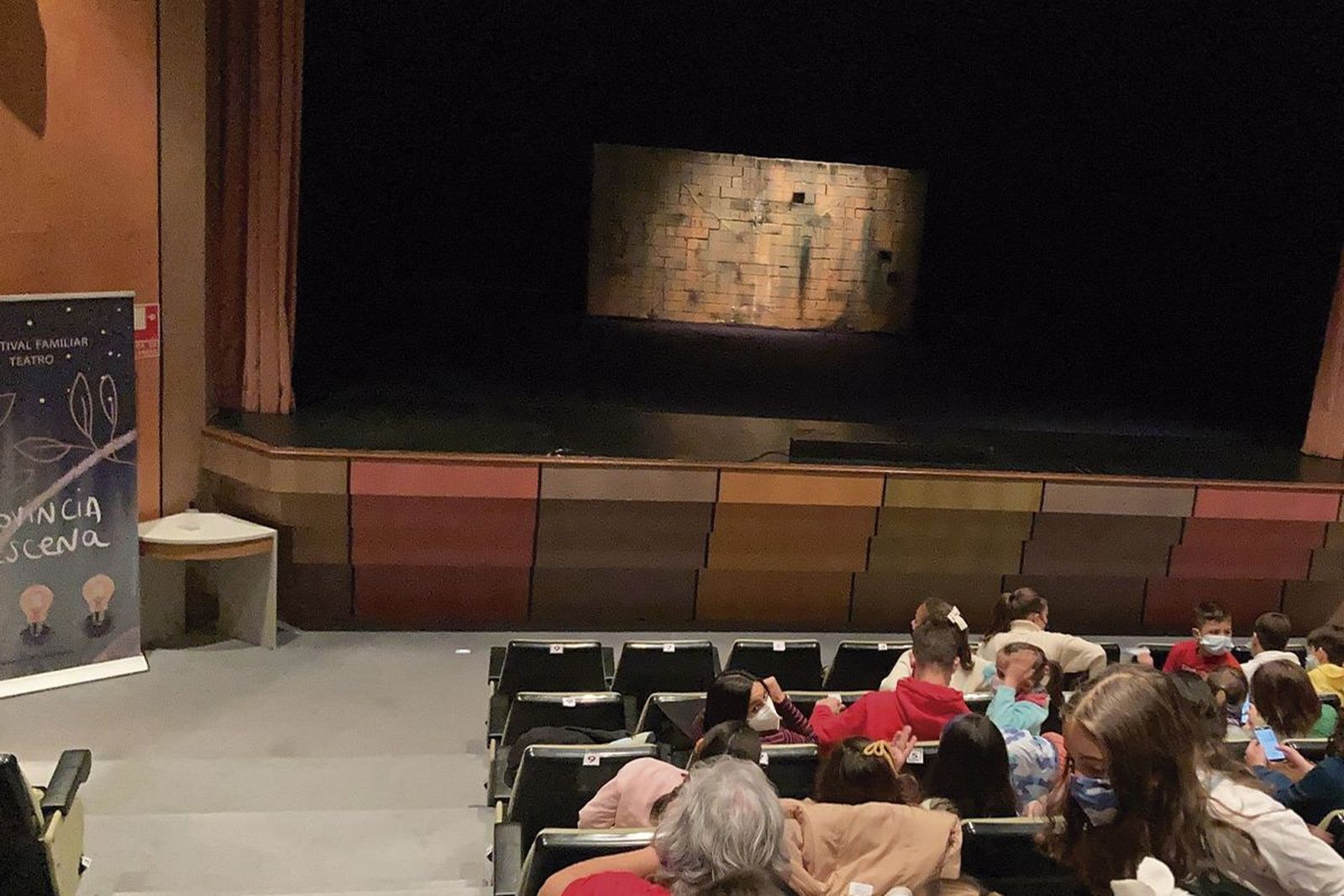 Decenas de niños han acudido a la representación de «Del otro lado» en el teatro del Centro de Desarrollo Sociocultural