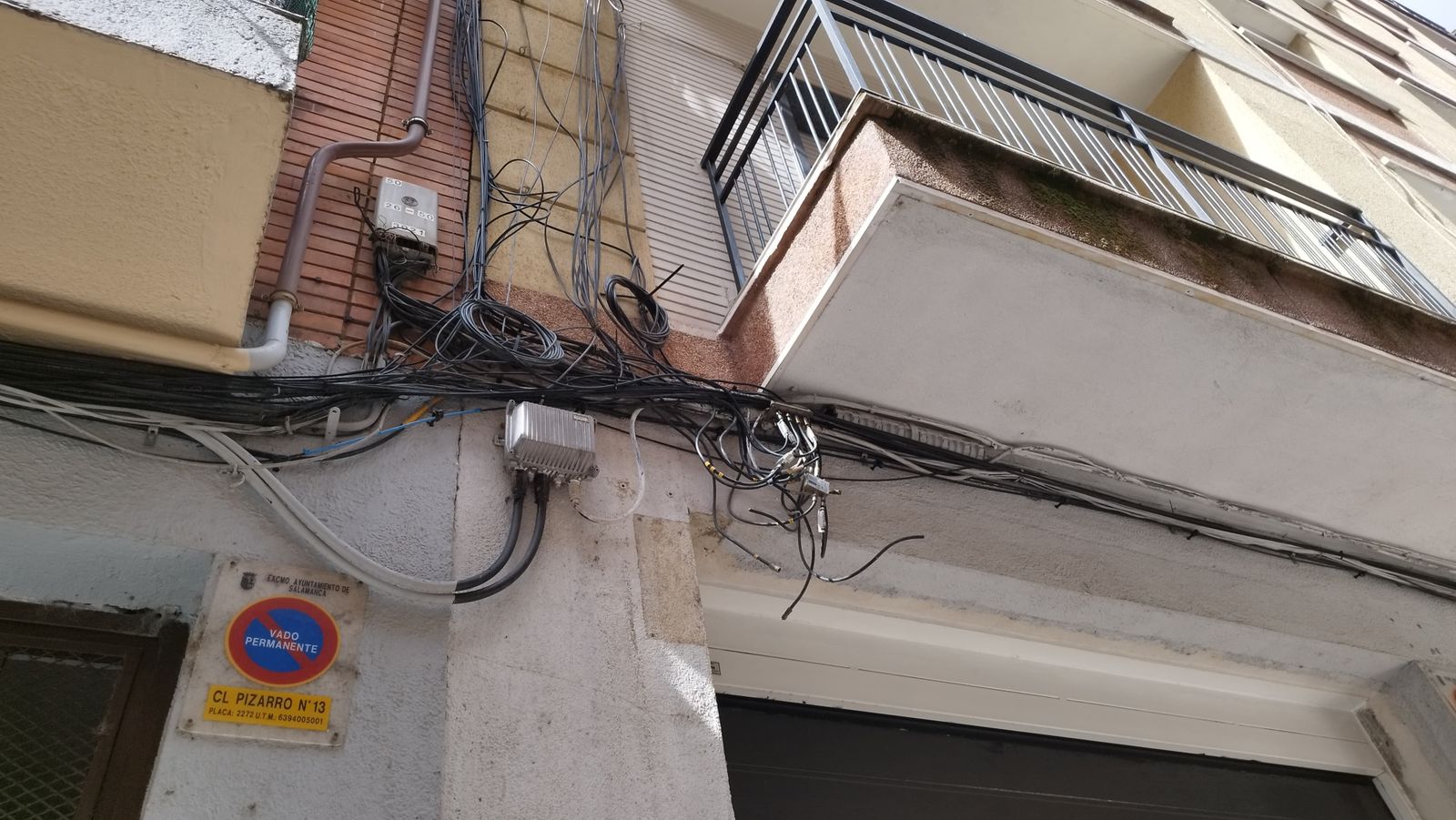Cableado en la calle Pérez Herrasti
