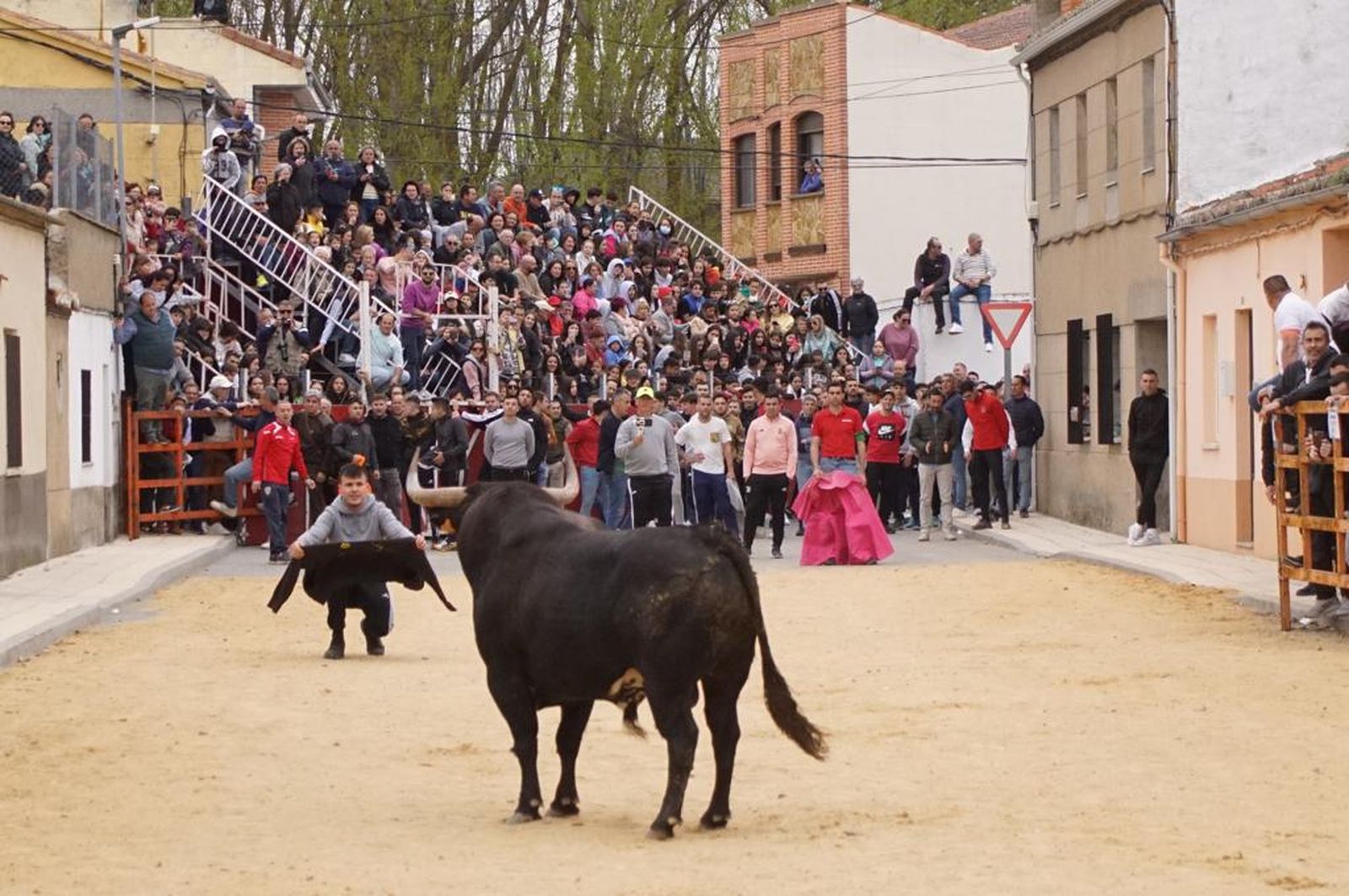 ambiente-y-participacion-durante-el-toro-del-voto-en-villoria-suelta-de-dos-toros-del-cajon-foto-juanes-56