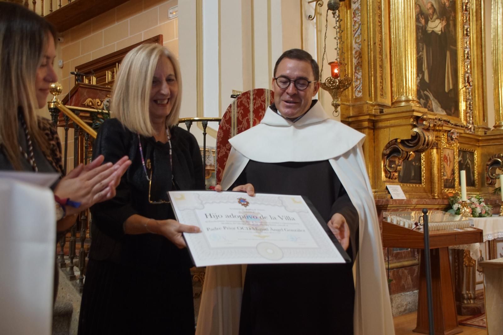 Alba nombra hijo adoptivo al prior Miguel Angel González  (25).jpeg