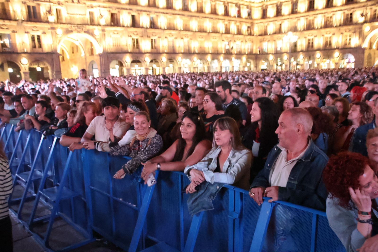 Medina Azahara hace vibrar a la Plaza Mayor de Salamanca con su eterno y emblemático rock