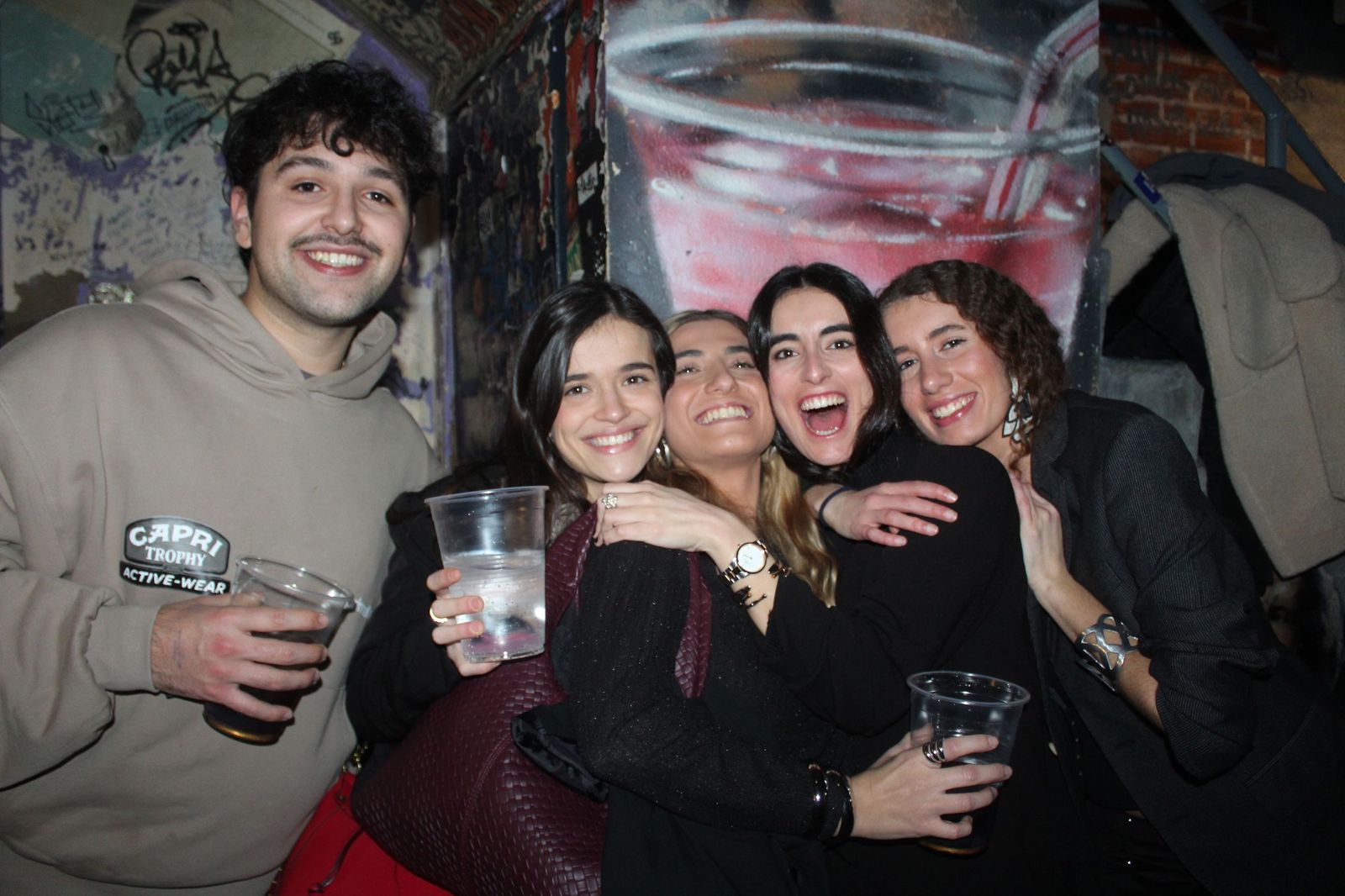 La fiesta de Salamanca moviliza a los jóvenes a divertirse a pesar del mal tiempo