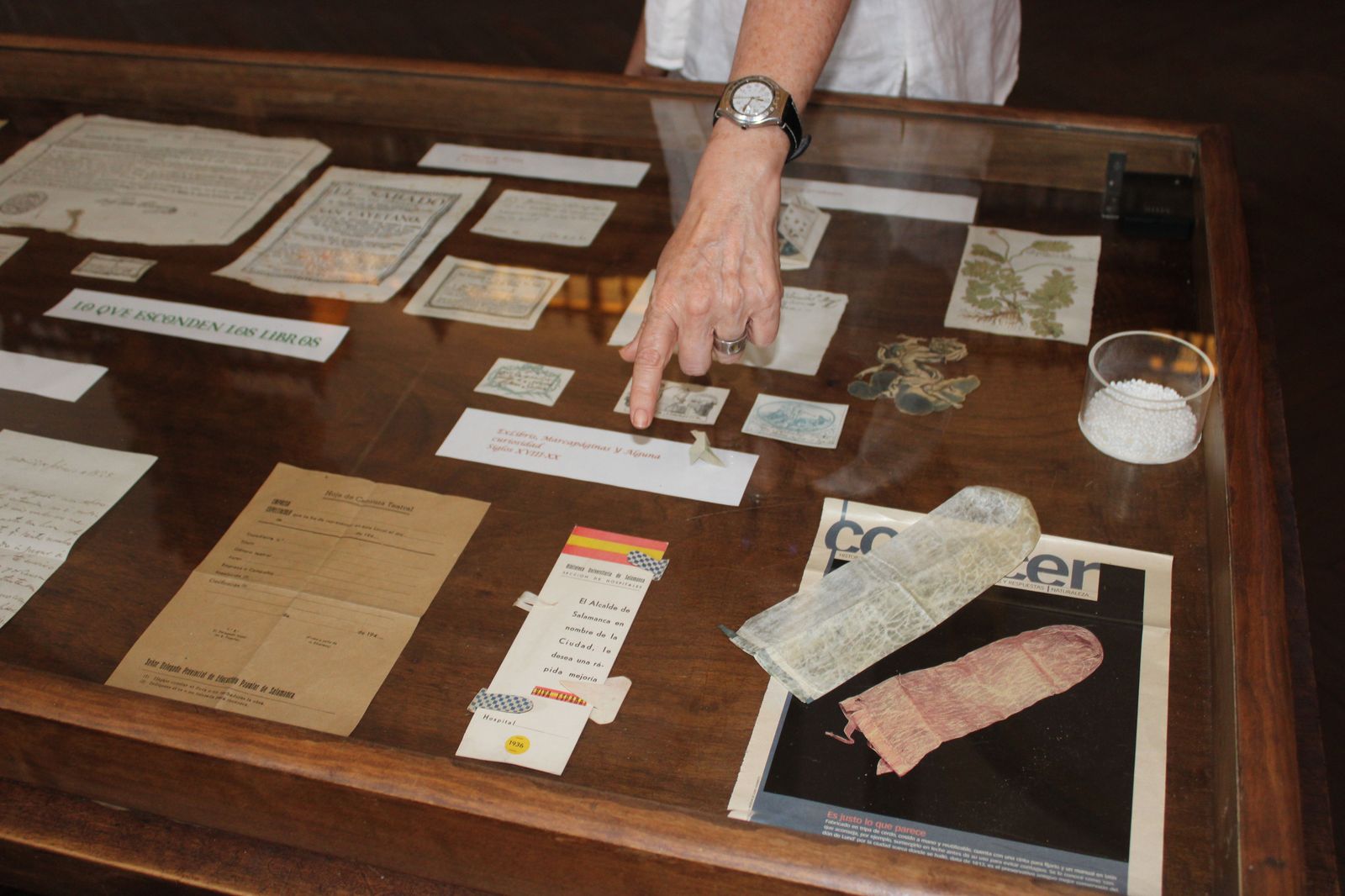 Biblioteca USAL, serendipias, libros históricos, directora de la biblioteca de la USAL, libros (18)