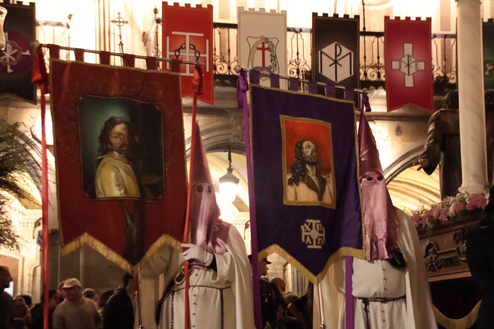 Emotivo desfile por el centenario de Seráfica Hermandad de Nazarenos con gran presencia de niños