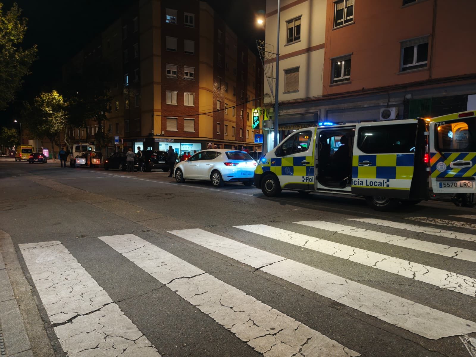 Ambulancia y Policía en la avenida de los Cedros por un accidente entre dos turismos