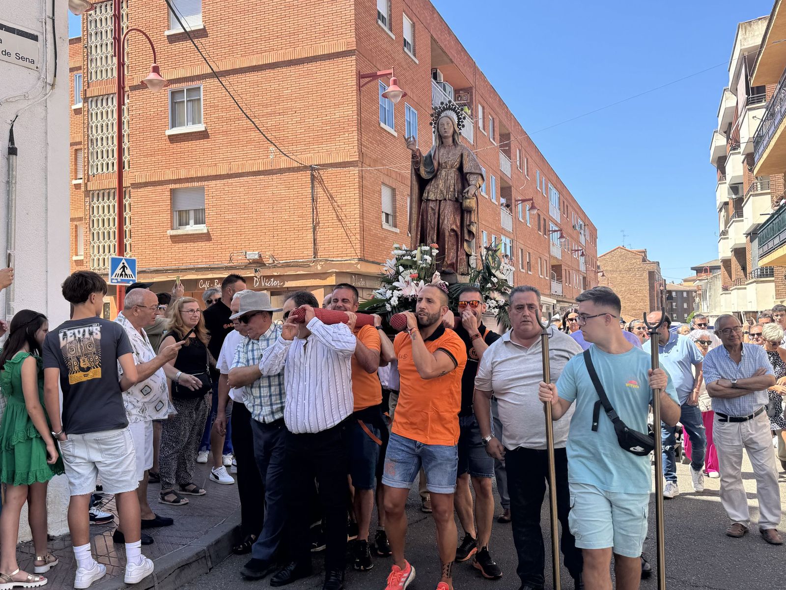 Misa solemne en honor a Santa Marta y a continuación procesión y vino español en el paseo fluvial.