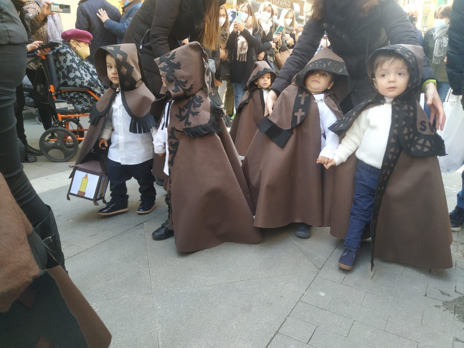 los-escolares-de-la-medalla-milagrosa-sacan-la-semana-santa-a-la-calle-3