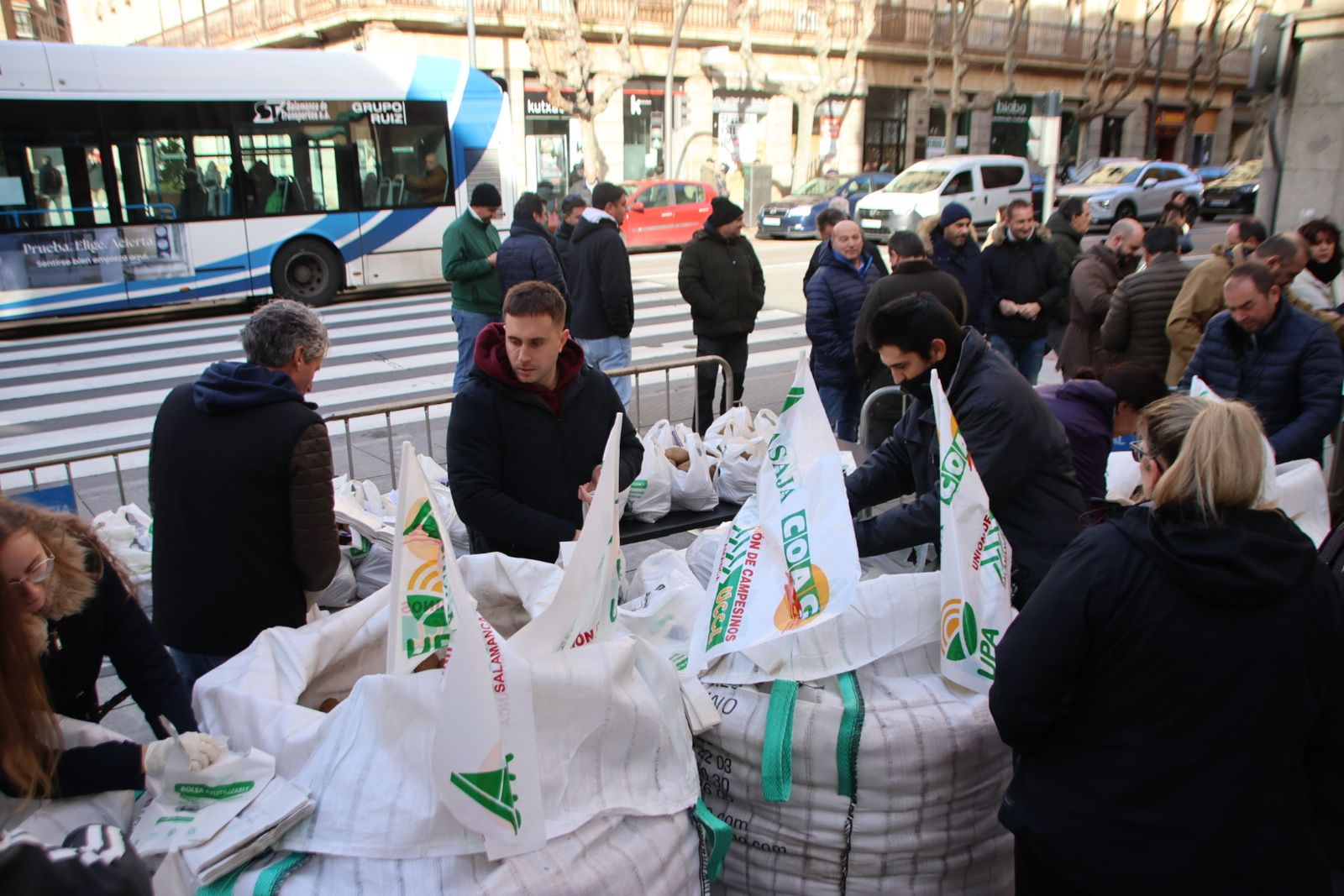 Reparto de 4.000 kg de patatas