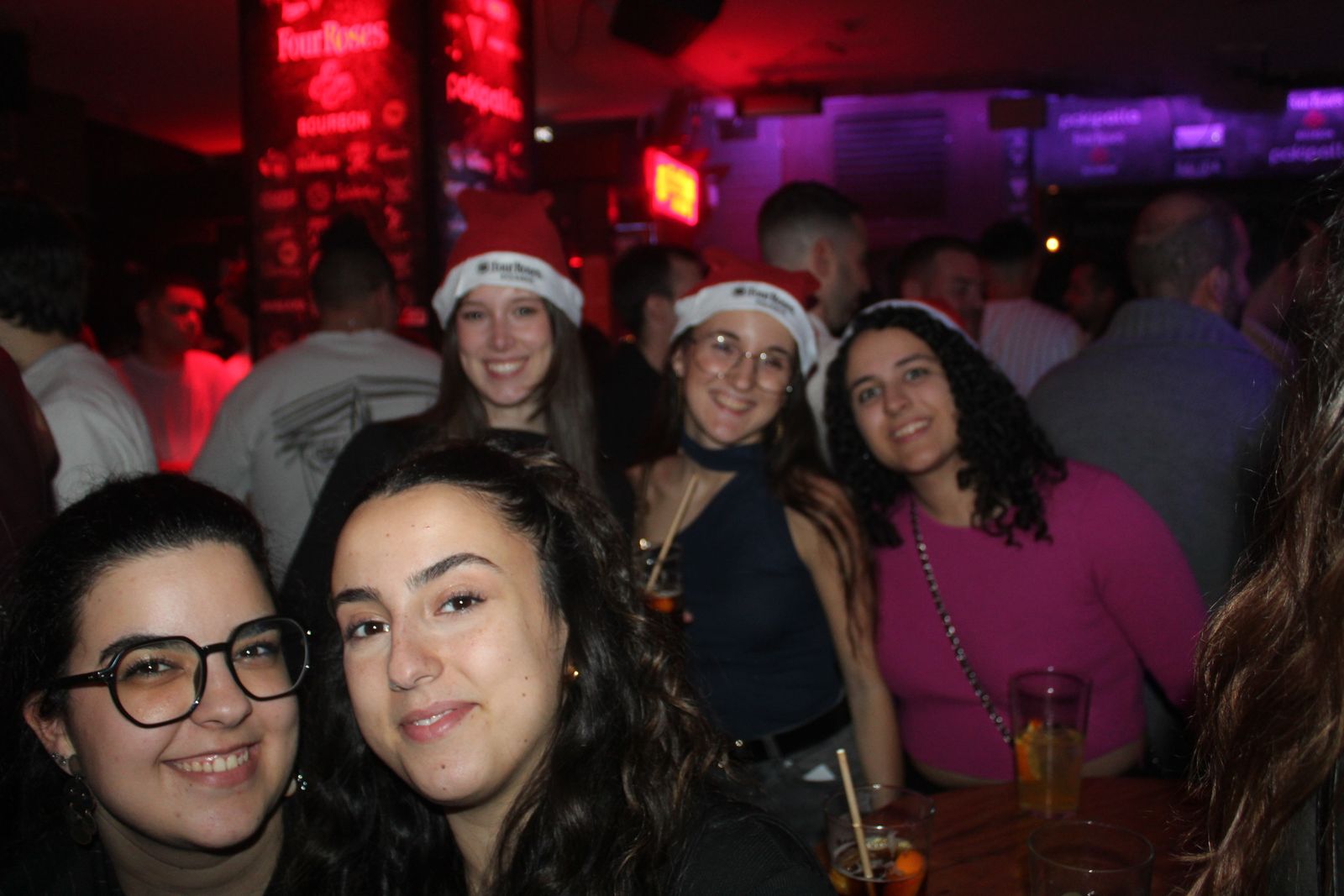 El Fin de Año Universitario continua por los bares de la capital del Tormes tras las doce campanadas