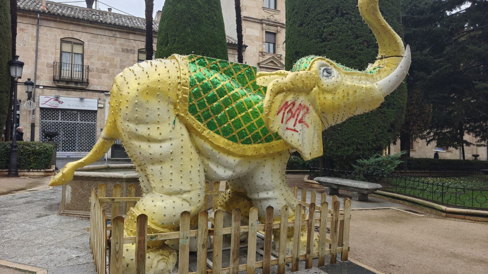 Elefante vandalizado en la plaza de la Libertad