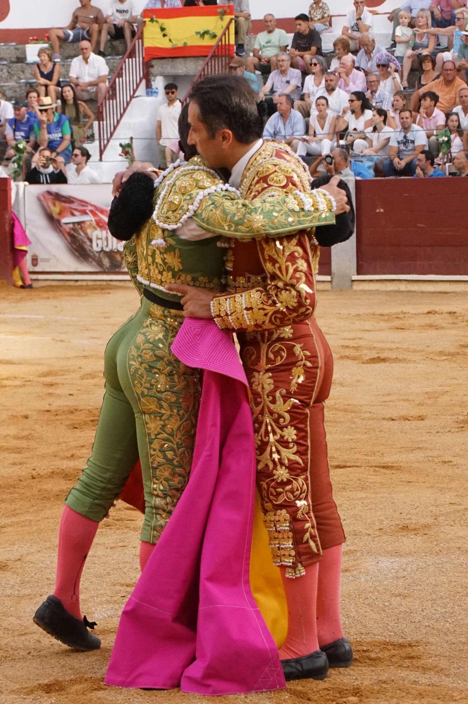 Javier Castaño se despide de Guijuelo y Damián Castaño, su hermano, e Ismael Martín salen a hombros en Guijuelo