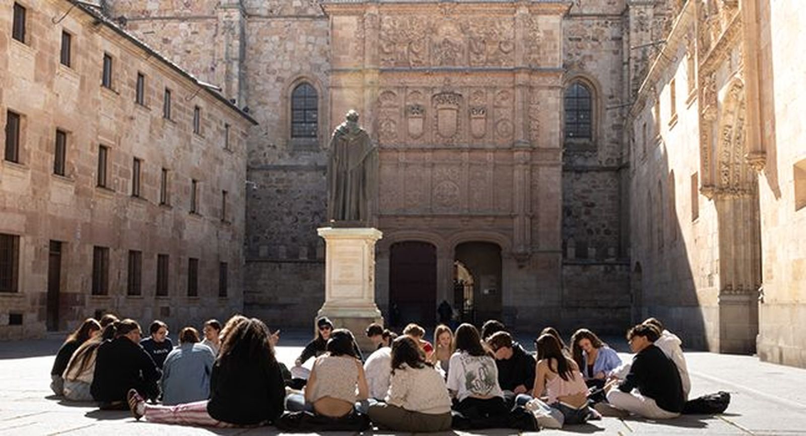 Estudiantes en la fachada de la Universidad de Salamanca. Archivo.