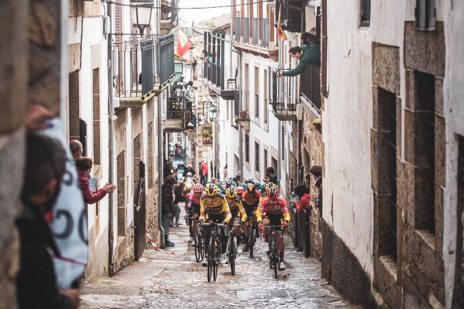Vingegaard junto a Roglic durante el discurso de la penúltima etapa de la Vuelta 2020 a su paso por Candelario | Foto: Carlos López (La Vuelta)