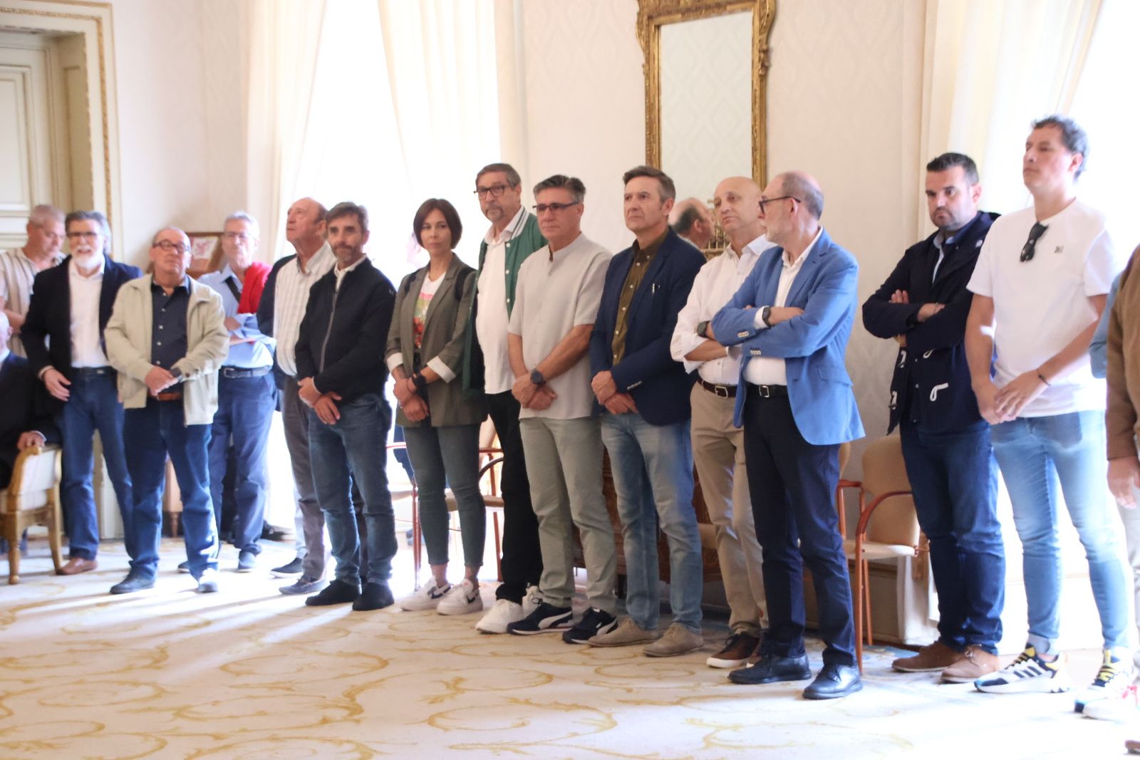 El alcalde de Salamanca, Carlos García Carbayo, recibe miembros y antiguos  miembros de la Escolta de Gran Gala de la Policía Local